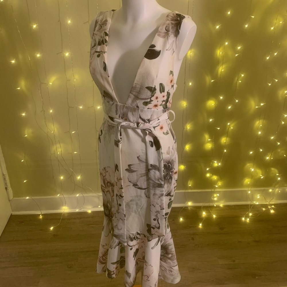 SELFIE LESLIE fit & flare deep v floral midi dress